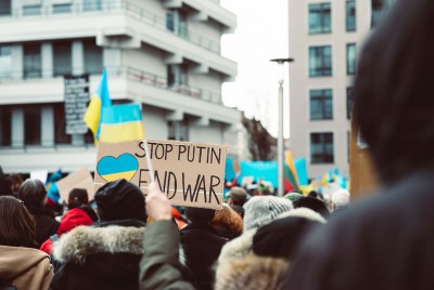 άνθρωποι διαδηλώνουν ενάντια στην εισβολή της Ρωσίας στην Ουκρανία