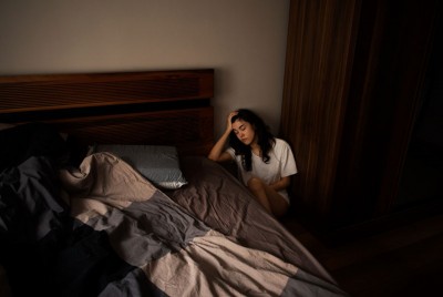 γυναίκα αντιμετωπίζει μοναξιά και η αϋπνία