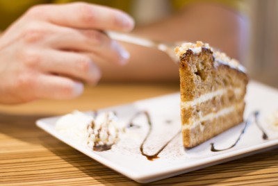 ένα κομμάτι γλυκό σε ένα πιάτο υποδηλώνει την σύνδεση της διάθεσης και της διατροφικής συμπεριφοράς