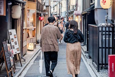 κάτοικοι κάνουν βόλτα στα στενά της Ιαπωνίας