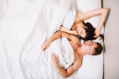 ζευγάρι στο κρεββάτι κάνει σεξ