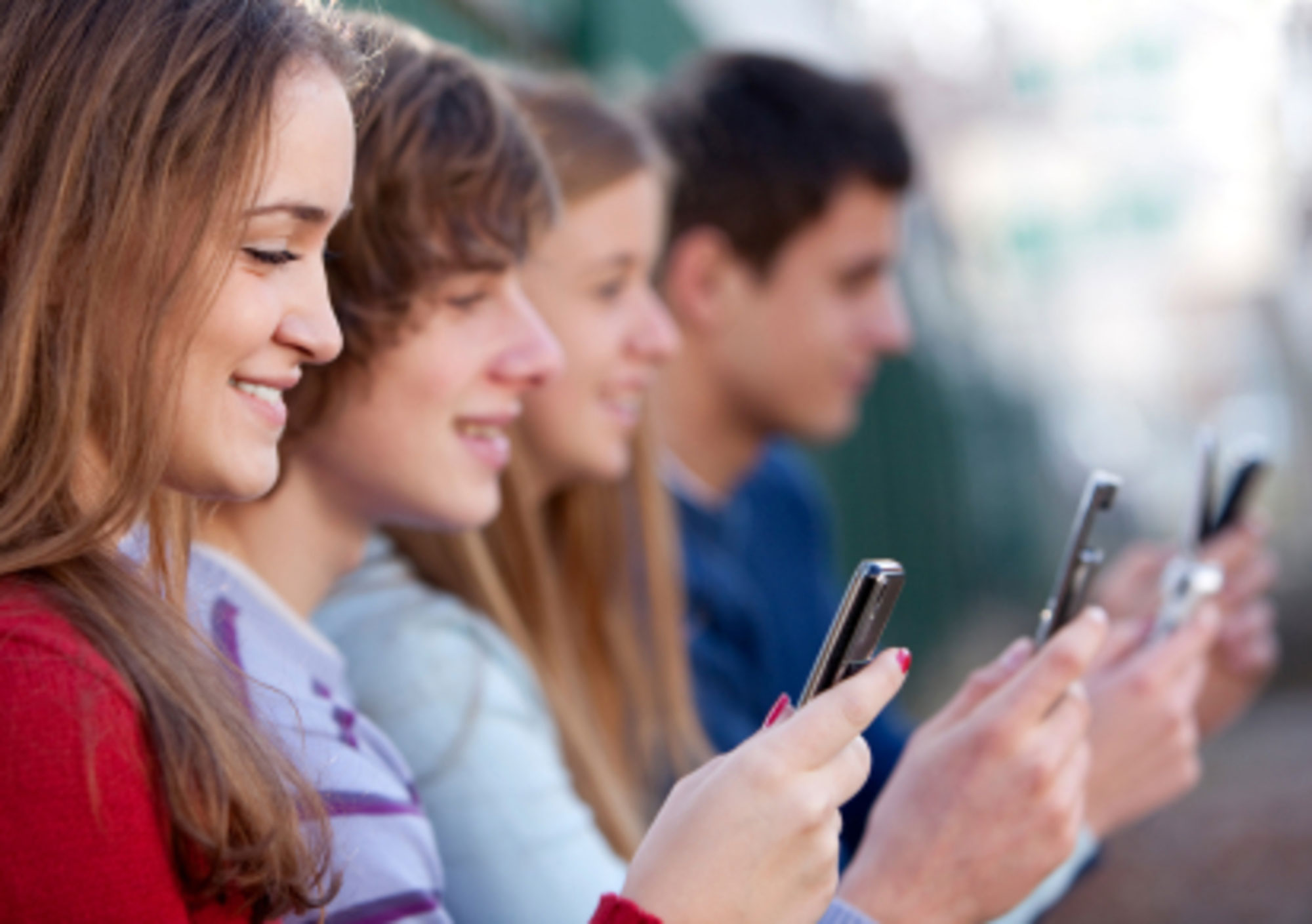 Можно увидеть в социальных. Подросток со смартфоном. Подросток с телефоном. Молодежь со смартфонами. Студент с телефоном.