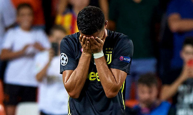 ποδοσφαιριστής κρύβει το κεφάλι του από τη λύπη