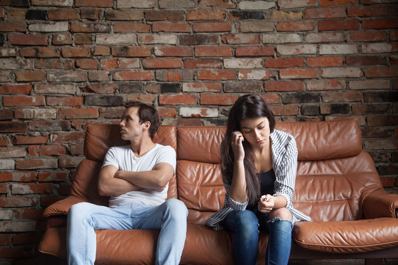 δύο άτομα καθισμένα σε ένα καναπέ που δεν μπορούν να ζητήσουν ποτέ συγγνώμη