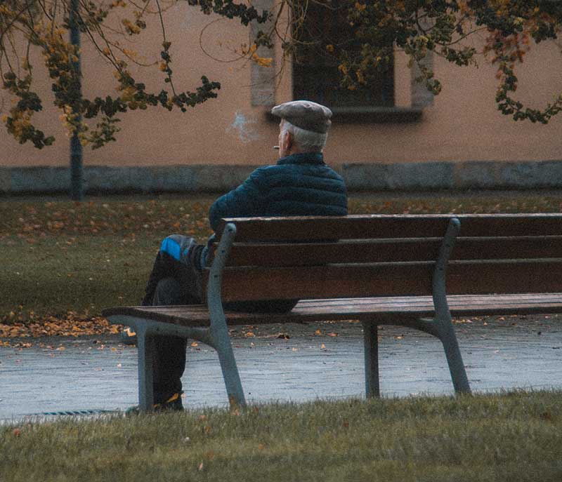 ηλικιωμένος ζει την απομόνωση, την άλλη μορφή πανδημίας