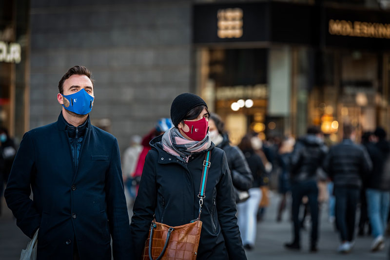 ζευγάρι που φοράει μάσκα προστατεύεται αλλά αποκρύπτει τα συναισθήματα
