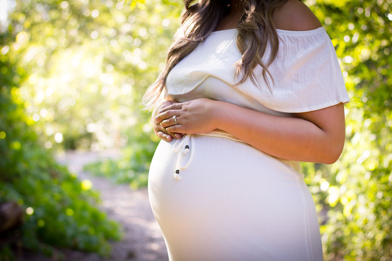 μία έγκυος γυναίκα σε ένα κήπο χωρίς διαβήτη κύησης