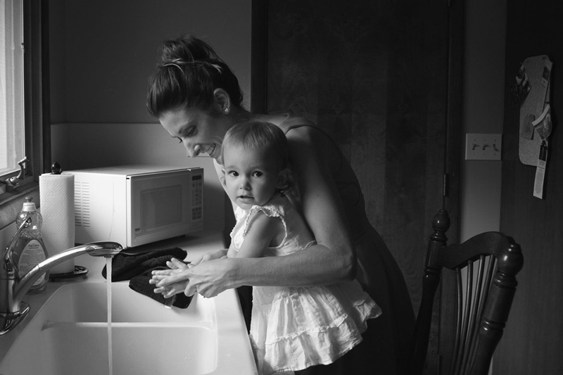 μητέρα πλένει τα χέρια του μικρού παιδιού της στην εποχή της πανδημίας
