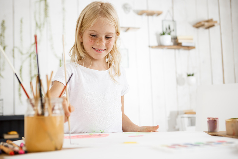 χαρούμενο παιδί ζωγραφίζει 