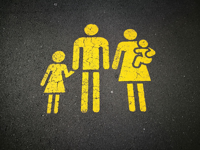 φιγούρες οικογένειας με κίτρινο χρώμα στο δρόμο απεικονίζουν τον οικογενειακό αστερισμό και την σημασία του στην ζωή μας