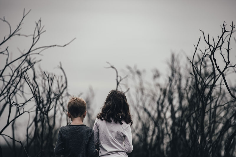 παιδιά που αντιμετωπίζουν προβλήματα ψυχικής υγείας περπατούν σε ένα δάσος