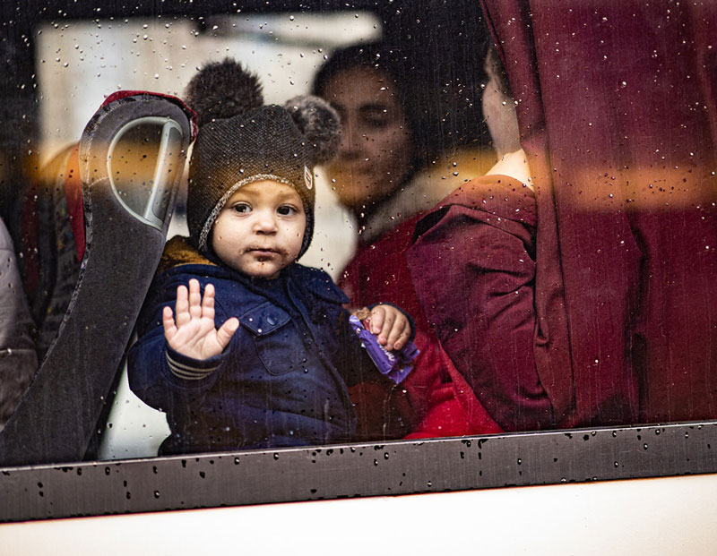 παιδί σε λεωφορείο από τον πόλεμο στην Ουκρανία