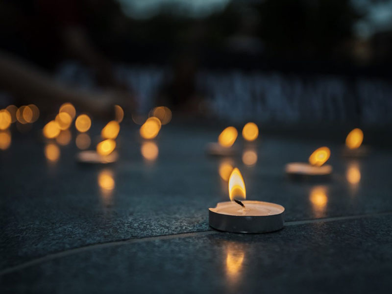 αναμμένα κεριά προσεγγίζουν ψυχολογικά  τη διαχείριση πένθους και το ρόλο των τελετουργιών 