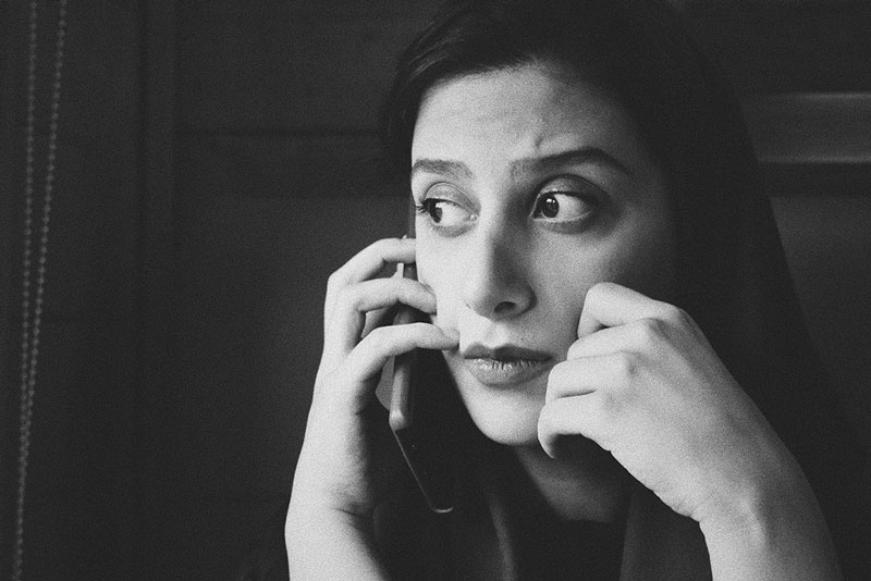 γυναίκα αντιμετωπίζει το τηλεφωνικό άγχος που βασανίζει πολλούς από μας