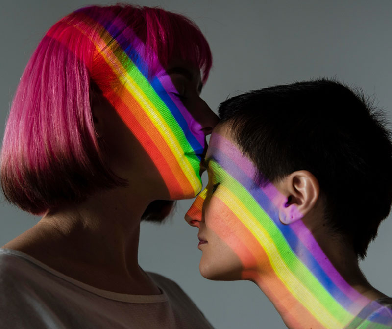 λεσβιακό ζευγάρι με το σήμα των ΛΟΑΤΚΙ