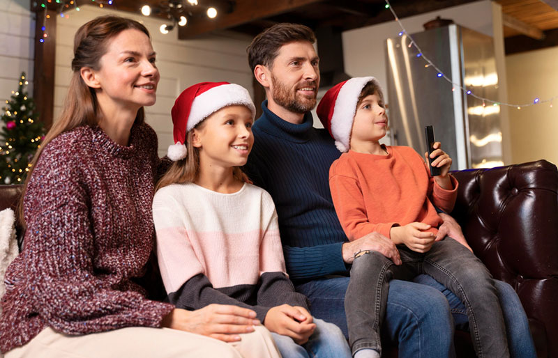 οικογένεια βλέπει τις ίδιες Χριστουγεννιάτικες ταινίες ξανά και ξανά κάθε χρόνο