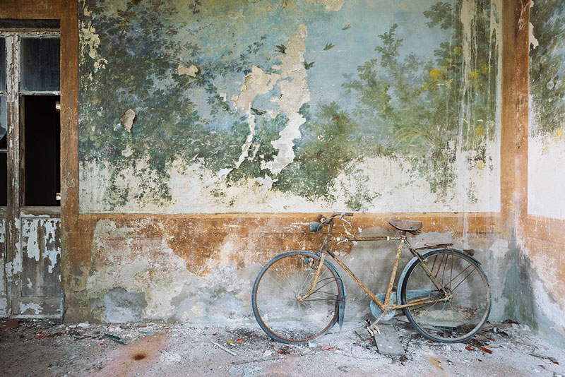 ποδήλατο ακουμπισμένο σε παλιό ξεθωριασμένο τοίχο