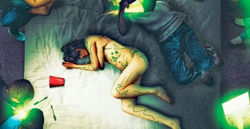 πίνακας με κοπέλα ξαπλωμένη στο κρεβάτι μετά από sexting