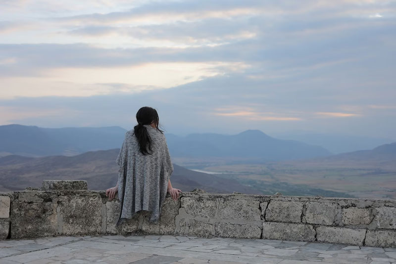 γυναίκα σκέφτεται 5 πράγματα για τα συναισθήματα που ευχόταν να είχε διδαχτεί από τους γονείς της