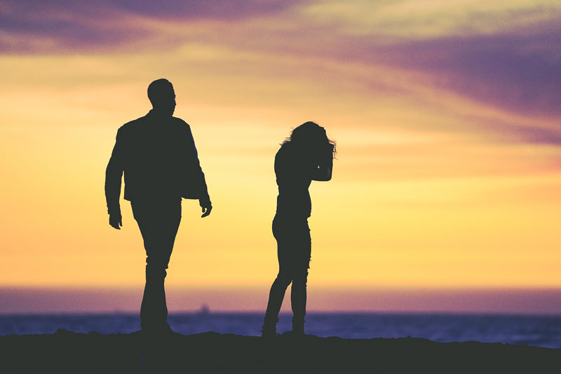 άνδρας και γυναίκα σε ένα ηλιοβασίλεμα είναι θυμωμένοι και έχουν προβλήματα στη σχέση τους