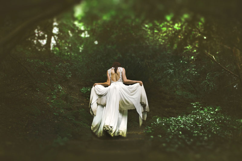 Μία γυναίκα με λευκό φόρεμα στο δάσος