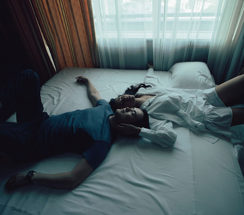 εικόνα ενός ζευγαριού ξαπλωμένου στο κρεββάτι