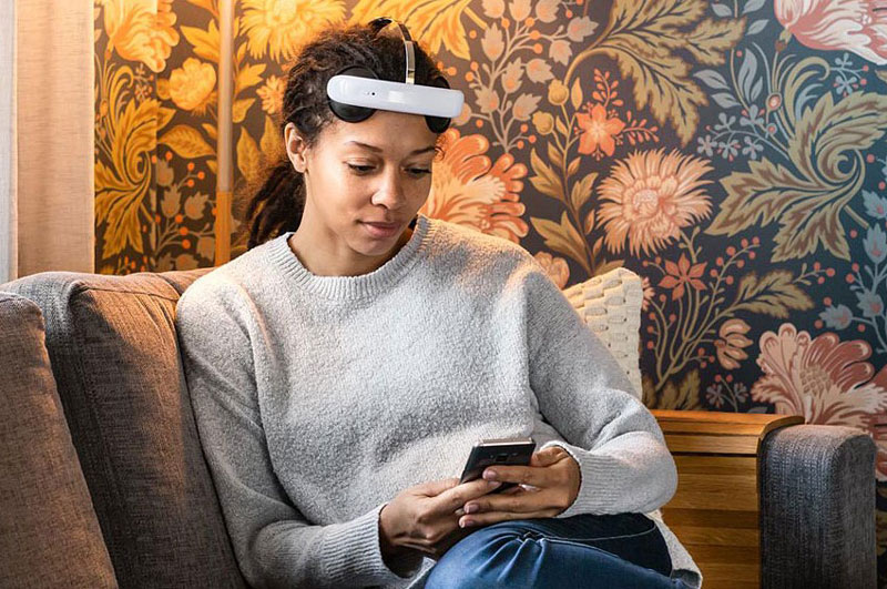 γυναίκα φοράει συσκευή εγκεφαλικής διέγερσης για τη θεραπεία της κατάθλιψης