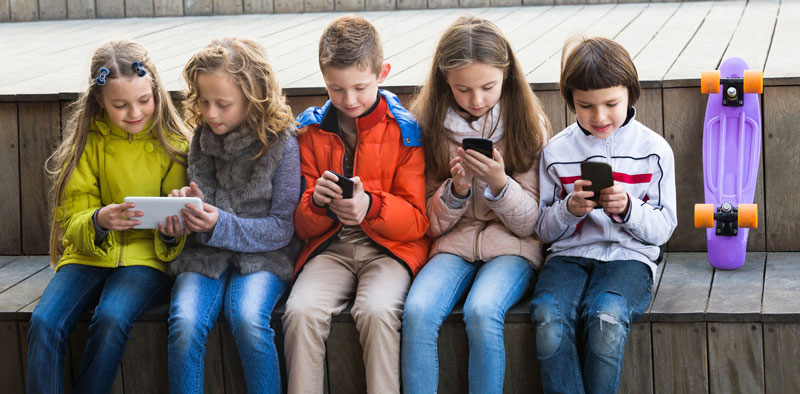 παιδιά κάνουν χρήση των social media σε μη επιτρεπτή ηλικία