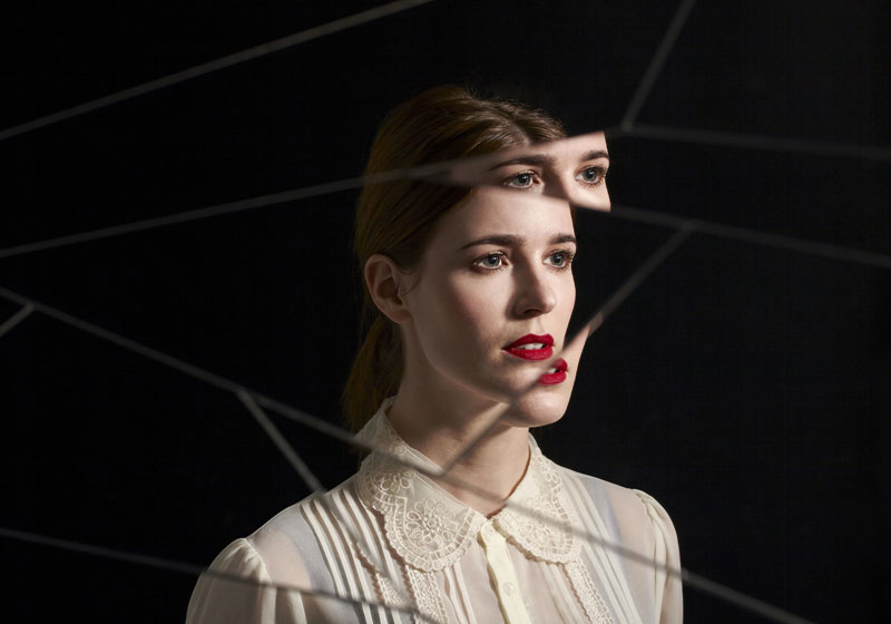 εικόνα κοπέλας σε σπασμένο καθρέφτη απεικονίζει τους μύθους της ψυχικής ασθένειας