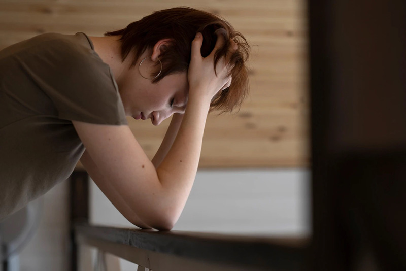 γυναίκα αναζητά οκτώ τρόπους για να αντιμετωπίσει την κατάθλιψη όταν αυτή επιμένει