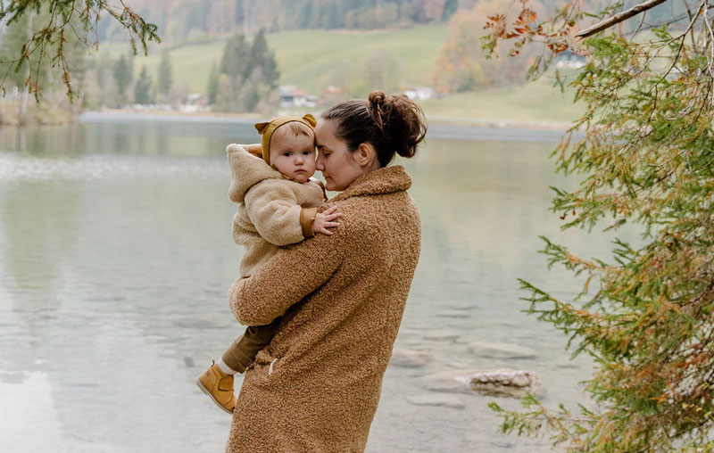Μία μητέρα κρατάει αγκαλιά το άρρωστο παιδί της εμφανίζοντας το σύνδρομο Μινχάουζεν 