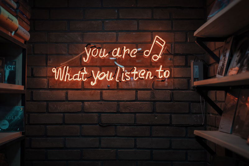 φωτεινή επιγραφή στα Αγγλικά “you are what you listen to”