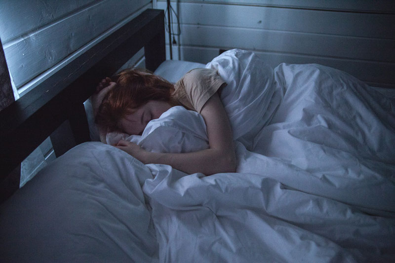 γυναίκα κατανοεί τον σύνδεσμο μεταξύ ύπνου και ψυχικής ασθένειας