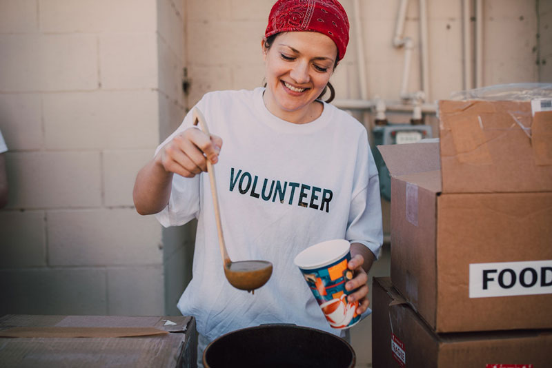 γυναίκα εθελόντρια κάνει 31 μικρές πράξεις καλοσύνης