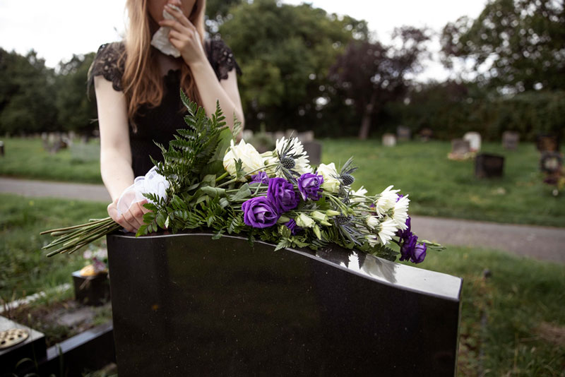 γυναίκα θυμάται τους 5 μύθους για τον θάνατο που συνεχίζουμε να πιστεύουμε