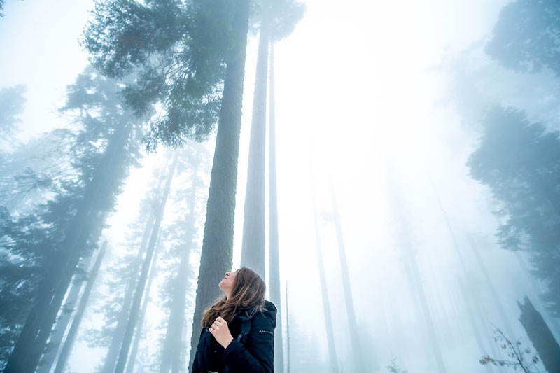 μία κοπέλα ανάμεσα σε δέντρα κοιτά ψηλά και μιλάει με τον εαυτό της μιας και βιώνει συναισθηματικό πόνο