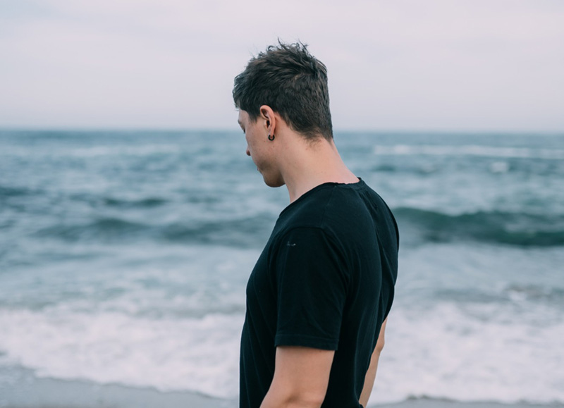 άνδρας στην παραλία σκέφτεται τους 4 μύθους σχετικά με την ψυχοπάθεια που αρνούνται να πεθάνουν