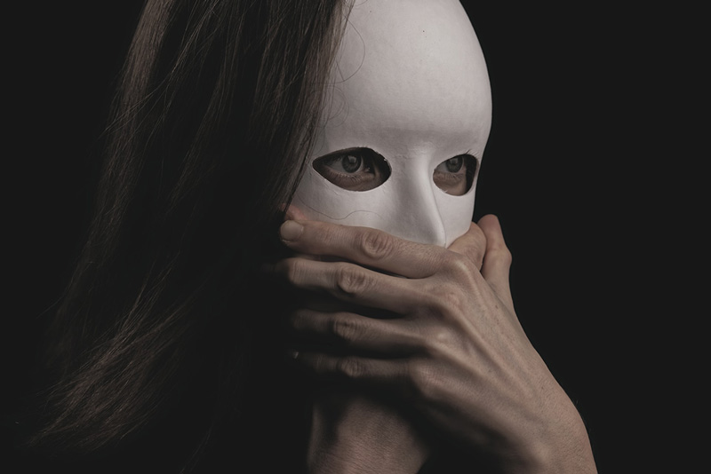 γυναίκα φοράει μάσκα για τον παθολογικό ναρκισσισμό της