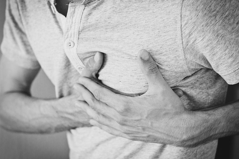 άνδρας με πόνο στο στήθος με φόβο για καρδιακή προσβολή