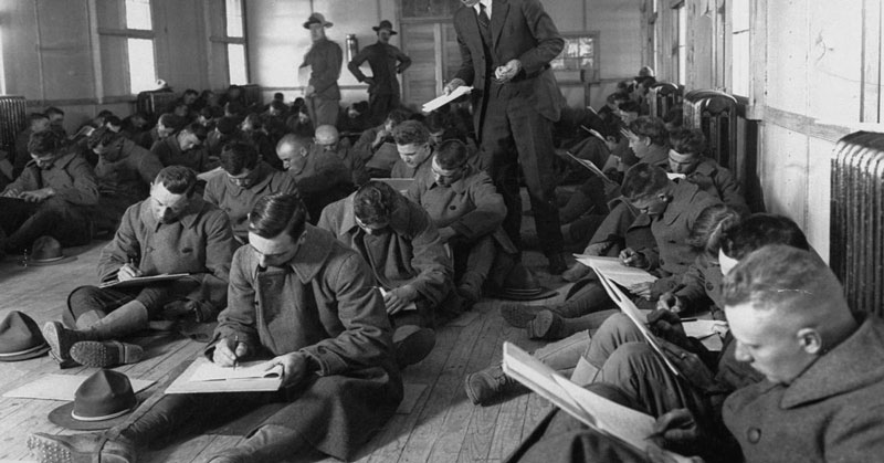 στρατιώτες που κάνουν ένα ψυχολογικό τεστ στον Πρώτο Παγκόσμιο Πόλεμο αποτυπώνοντας την ιστορία της ψυχολογίας