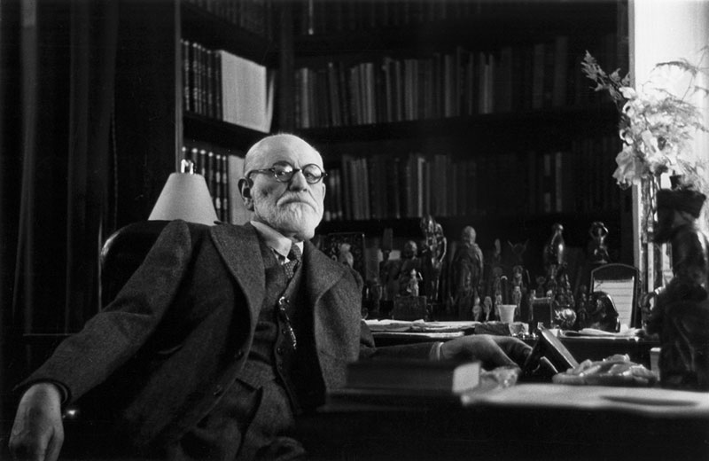 Ο Freud στο γραφείο του σκέφτεται τη προσωπικότητα του ατόμου