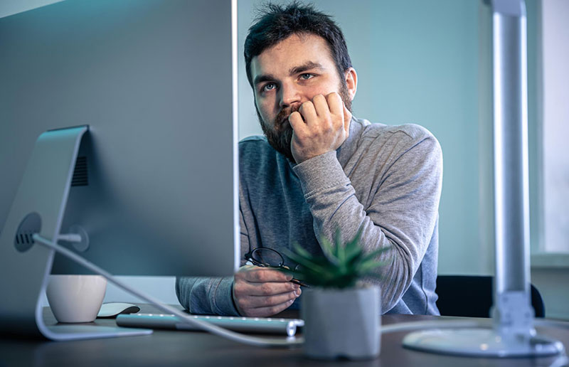 εργαζόμενος βιώνει burnout στο γραφείο του