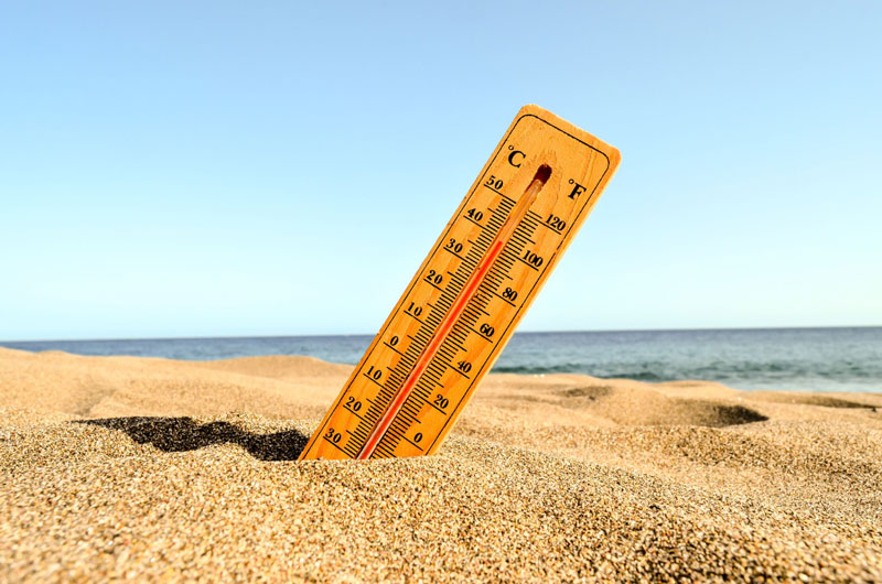 θερμόμετρο δείχνει υψηλή θερμοκρασία στην άμμο