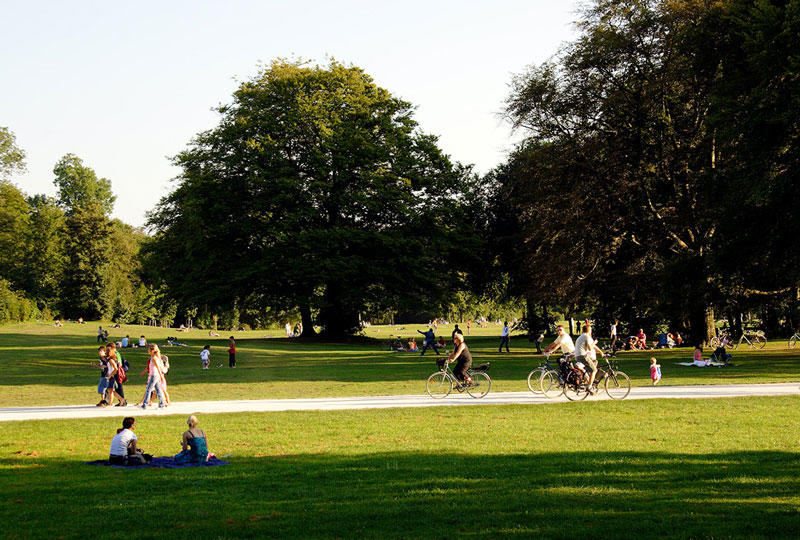άνθρωποι κάνουν βόλτα στο πάρκο και «απομακρύνουν» την κατάθλιψη και το άσθμα
