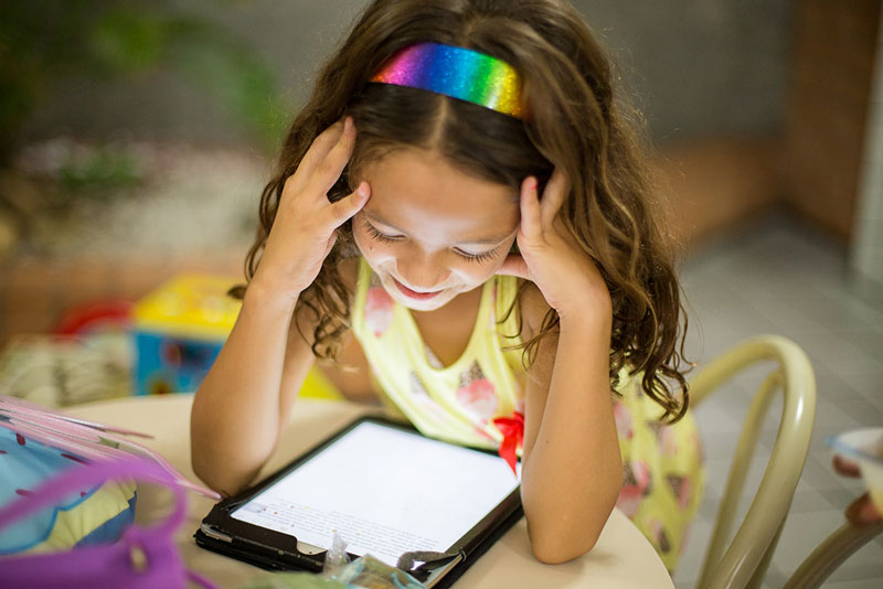παιδί εθισμένο στη χρήση tablet 