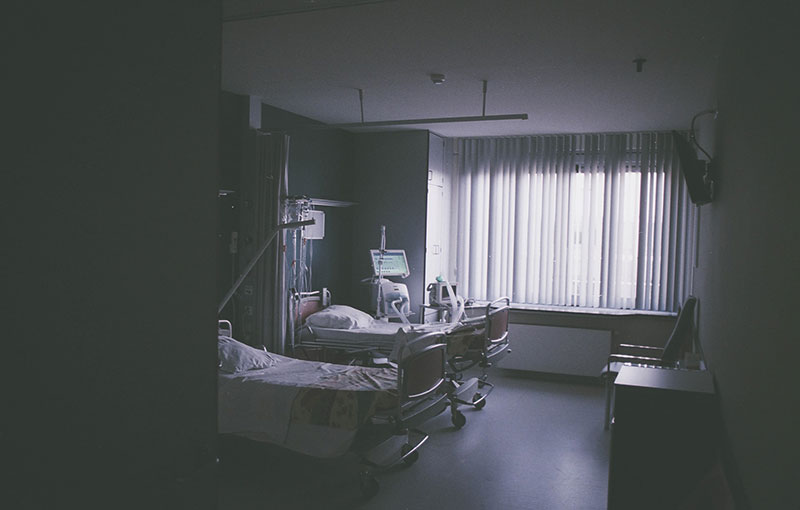 κρεβάτια σε μια ΜΕΘ όπου πολλοί ασθενείς κορωνοϊού βιώνουν ντελίριο