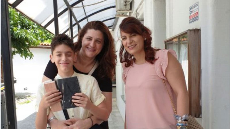 Ο Παναγιώτης Ξανθόπουλος με την μητέρα του και την καθηγήτριά του