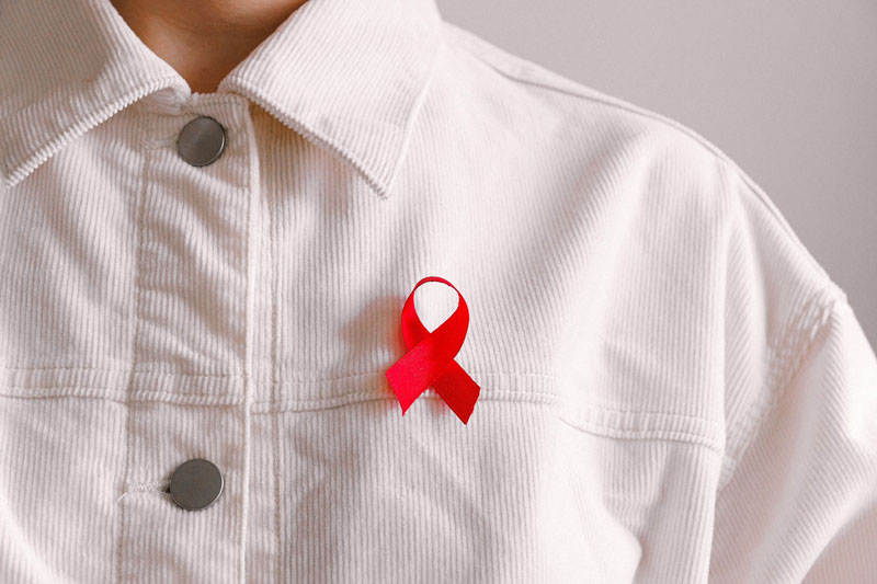 άνθρωπος με το σχήμα της Παγκόσμιας Ημέρας κατά του AIDS