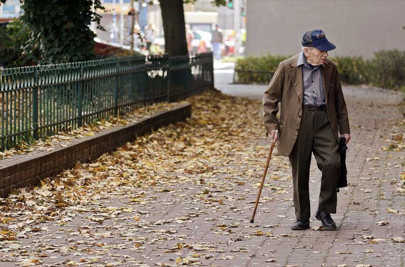 ηλικιωμένος άνδρας δέχεται θεραπεία με ωκυτοκίνη για να  να «χτυπήσει» τη νόσο Αλτσχάιμερ