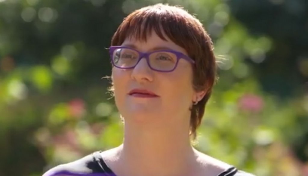 γυναίκα με γυαλιά που έχει βιαστεί και έχει αναπτύξει 2500 προσωπικότητες